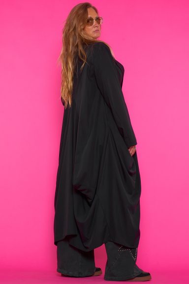 Descubre el abrigo-chaqueta Nitone de Nunu Santander. Su diseño fluido y maxi te ofrece estilo boho-chic y comodidad para cualquier ocasión. ¡Imprescindible!