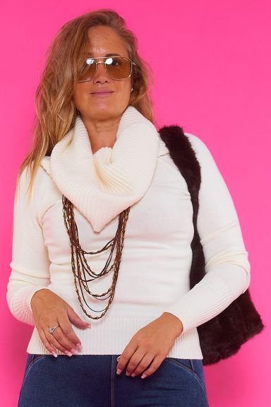 Descubre el jersey Munu de Nunu Santander, una prenda versátil para un estilo boho-chic. Luce un escote barco o cuello vuelto con comodidad y elegancia. ¡Perfecto para cualquier ocasión!