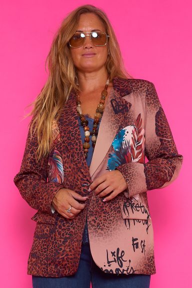 Descubre el blazer Mariel 25, la chaqueta boho-chic que combina audacia y estilo. Con estampado animal print y plumas, es perfecta para cualquier ocasión. ¡Consigue la tuya!