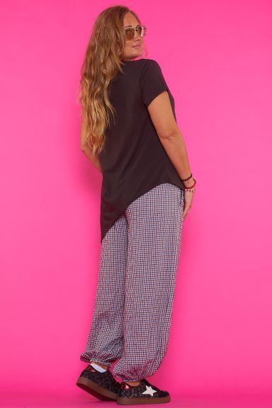 Descubre la Camiseta Vuro, ideal para un look boho-chic cómodo y actual. Su diseño asimétrico y tejido 100% algodón la hacen perfecta para cualquier ocasión. ¡Siente la libertad con Nunu Santander!