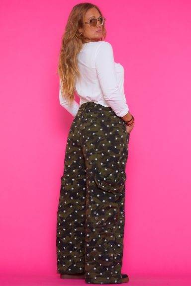 Atrévete con los jeans Ninur de corte ancho y estampado de estrellas. Perfectos para un estilo boho-chic único, te ofrecen comodidad y un toque original. ¡Consigue los tuyos y marca tendencia!